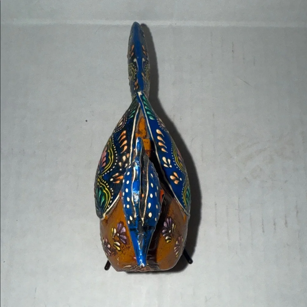 unbranded figurine this