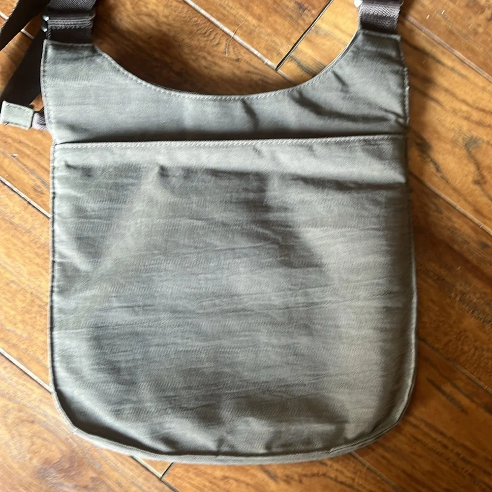 Baggallini sleek messenger
