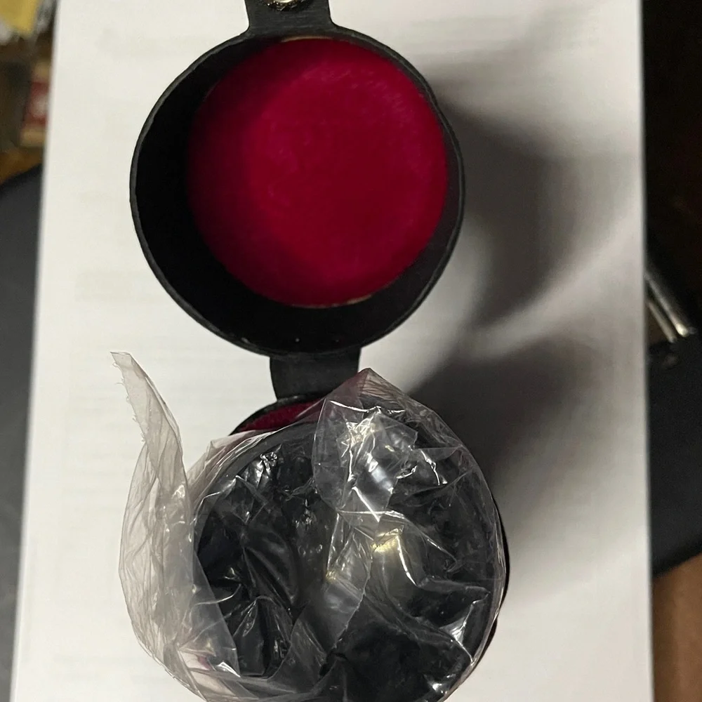 N/A has velvet