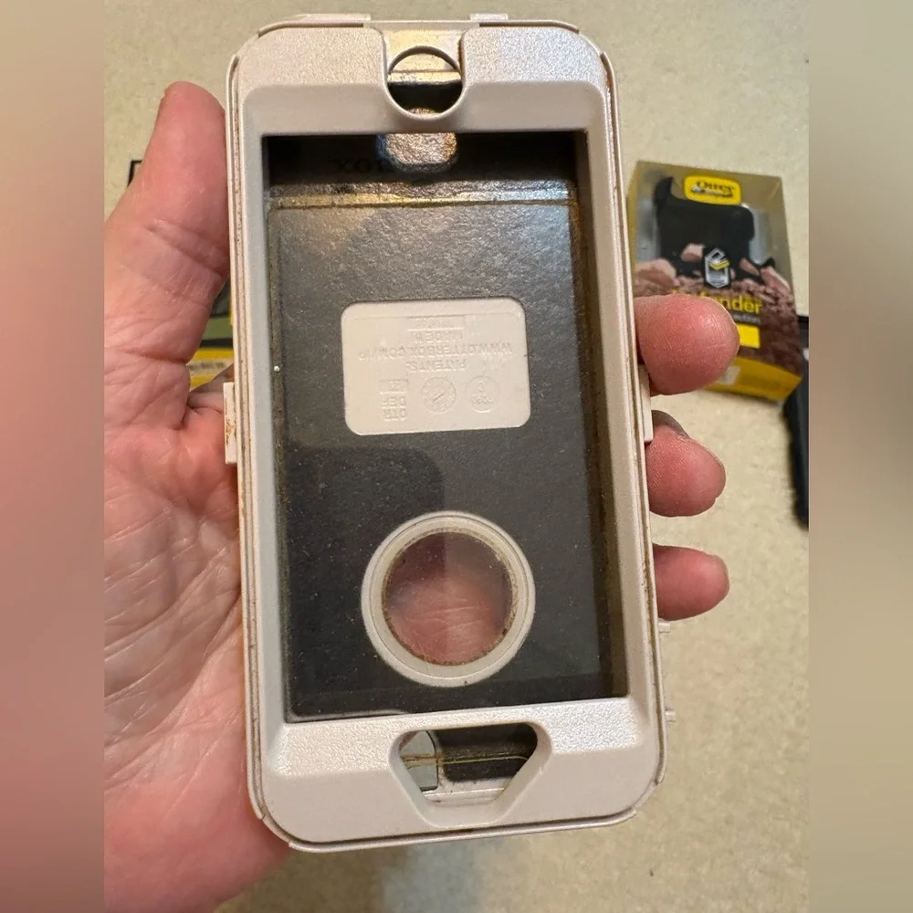Apple and Samsung iphone otter