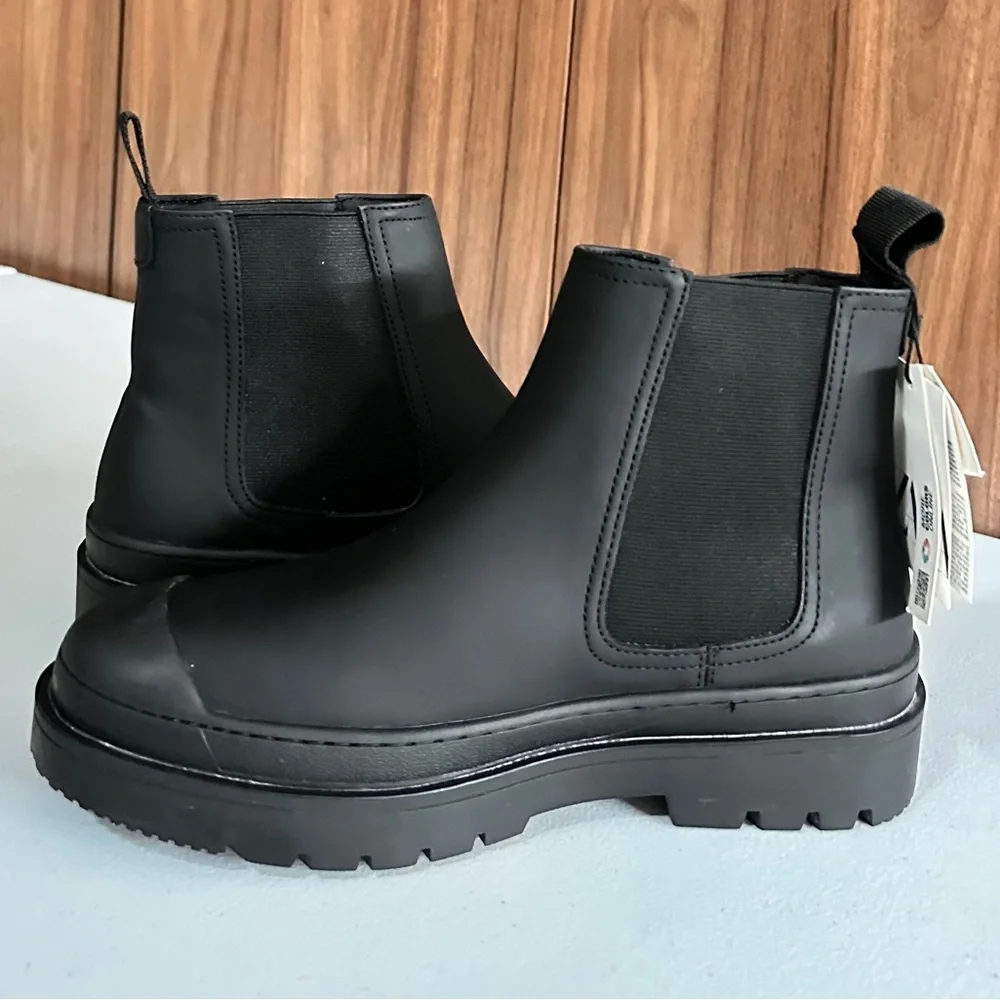 NWT. Zara Men Rubberized Chelsea boots Sz EU 40 US 7