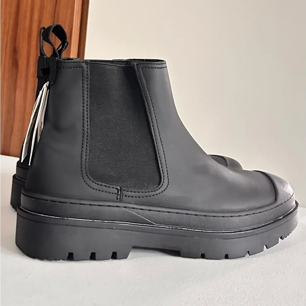 NWT. Zara Men Rubberized Chelsea boots Sz EU 40 US 7