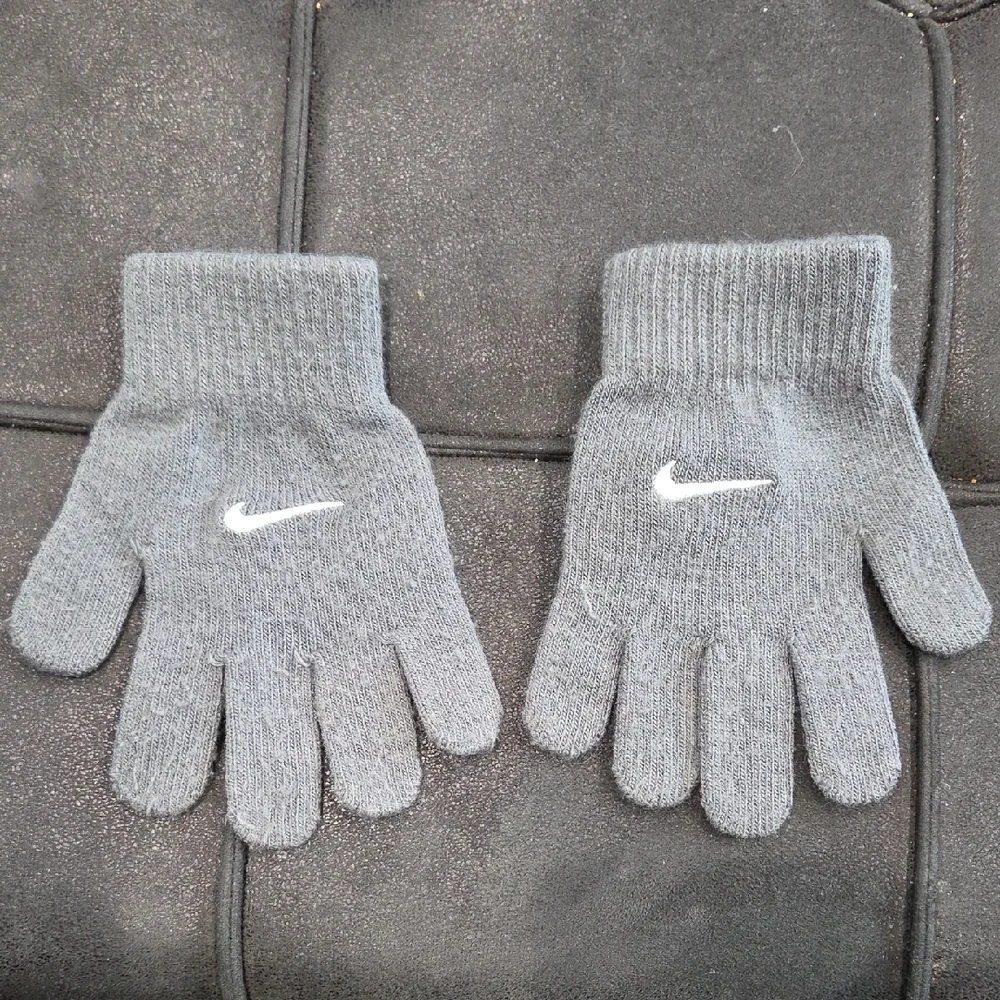 Nike Gray Knit Gloves