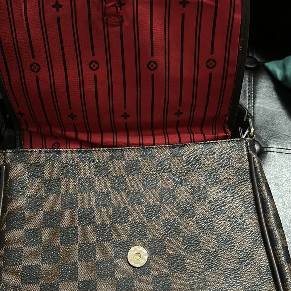 Louis Vuitton elegant messenger