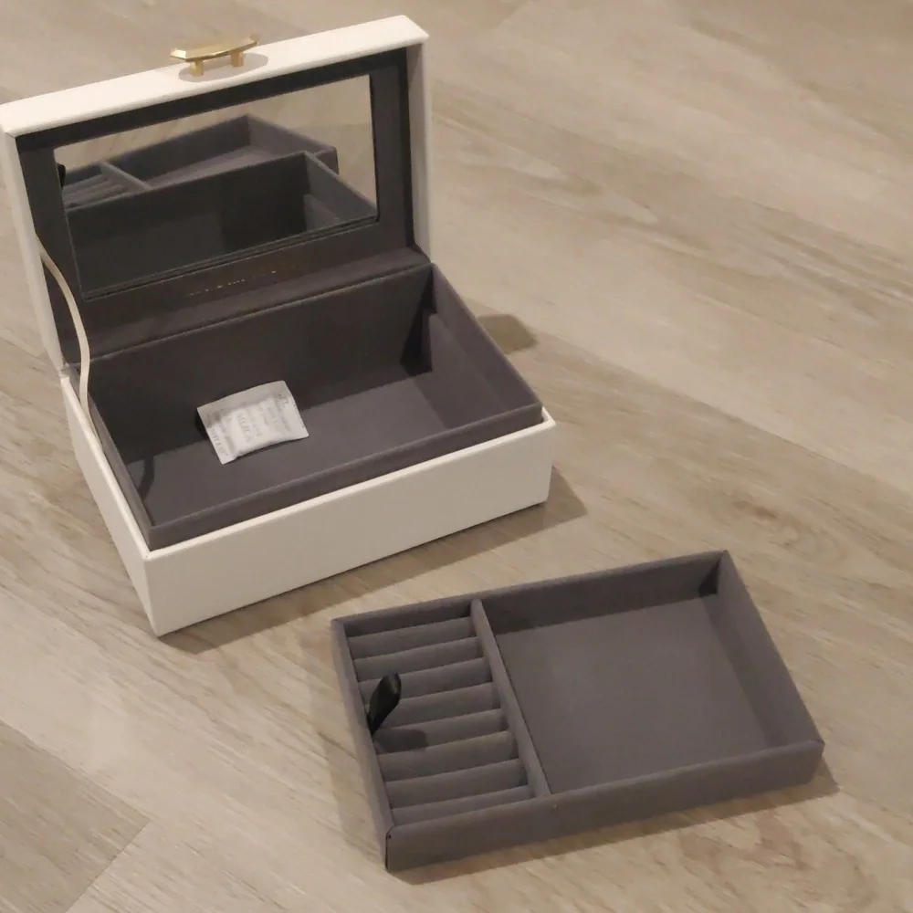 Kendra Scott not compartments white