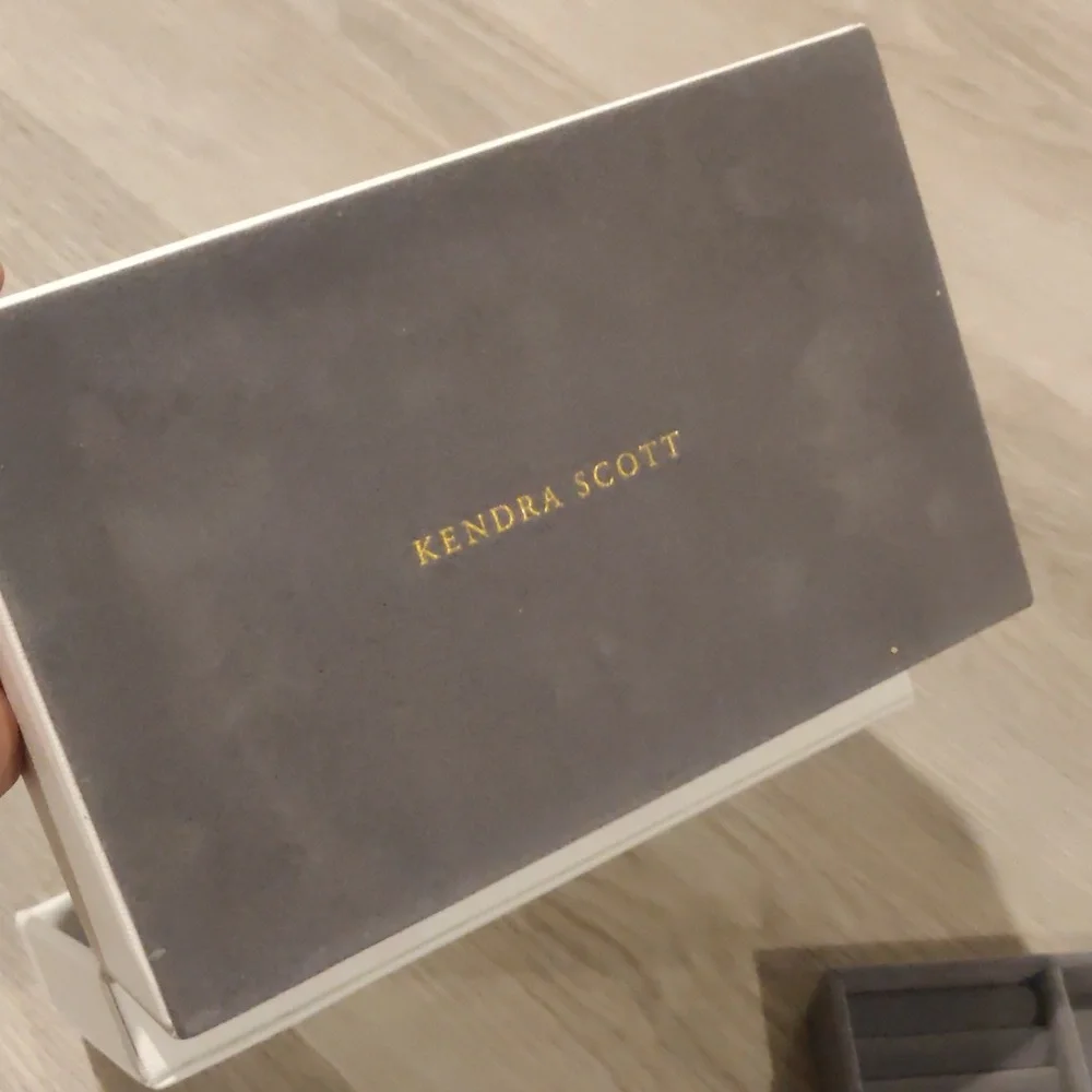 Kendra Scott dimensions making pictures