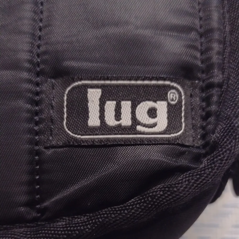 lug sleek versatile