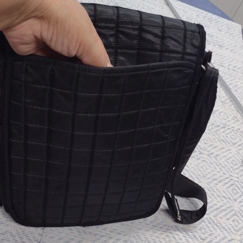 lug sleek versatile