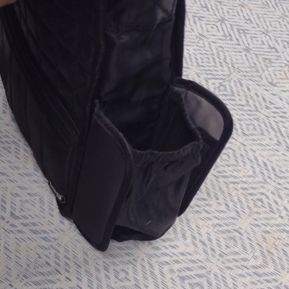 lug sleek versatile