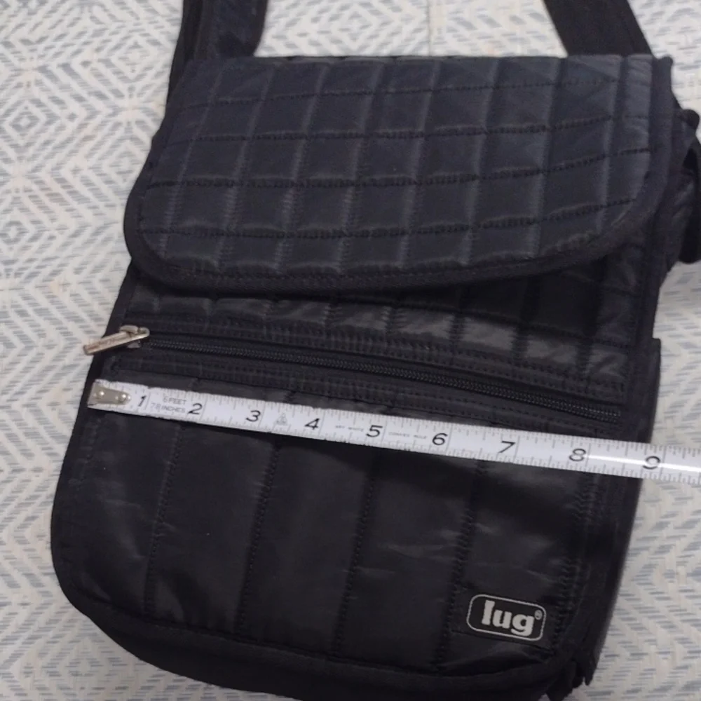 lug sleek versatile