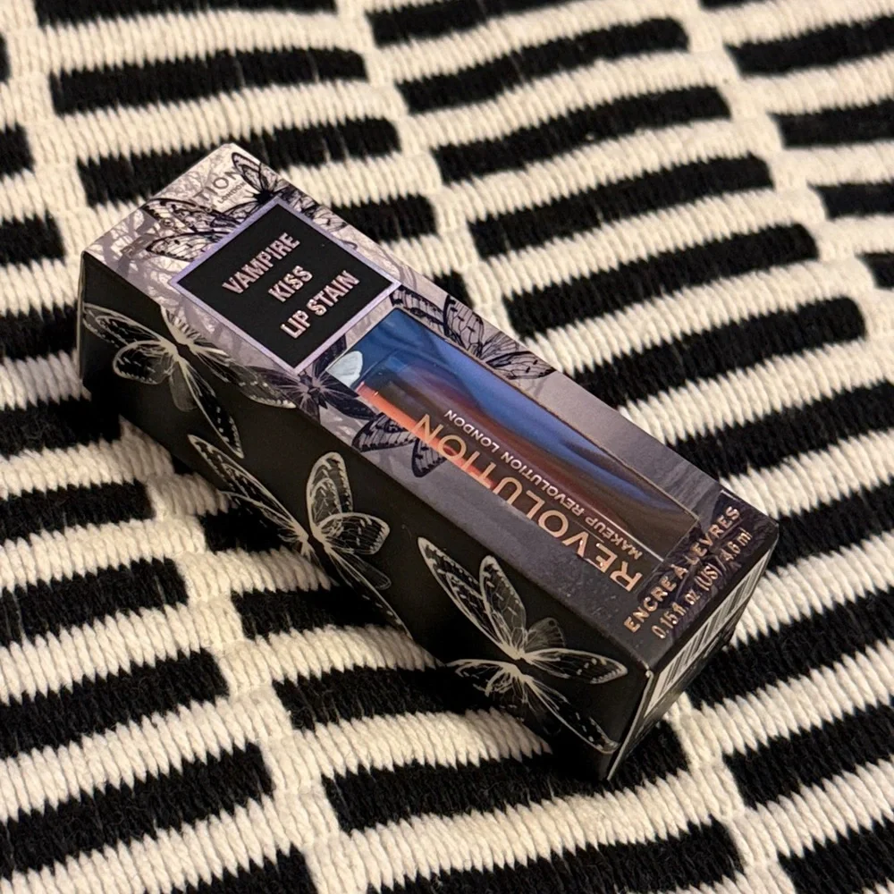 Makeup Revolution smoke brand red