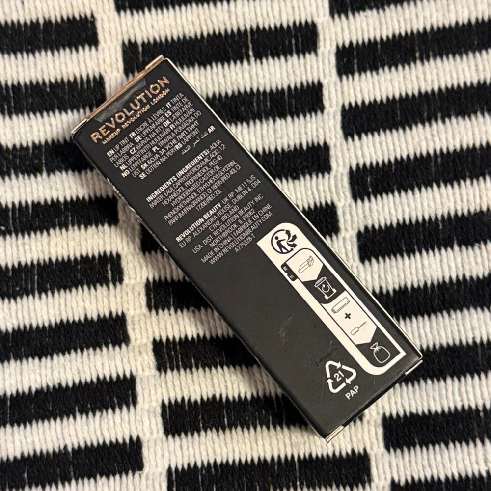 Makeup Revolution free red