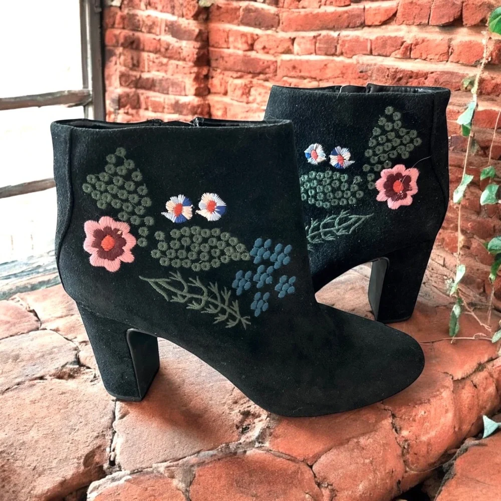NANETTE LEPORE Beverly Black Suede Embroidered Boots Size 8.5 Heel 1770-17