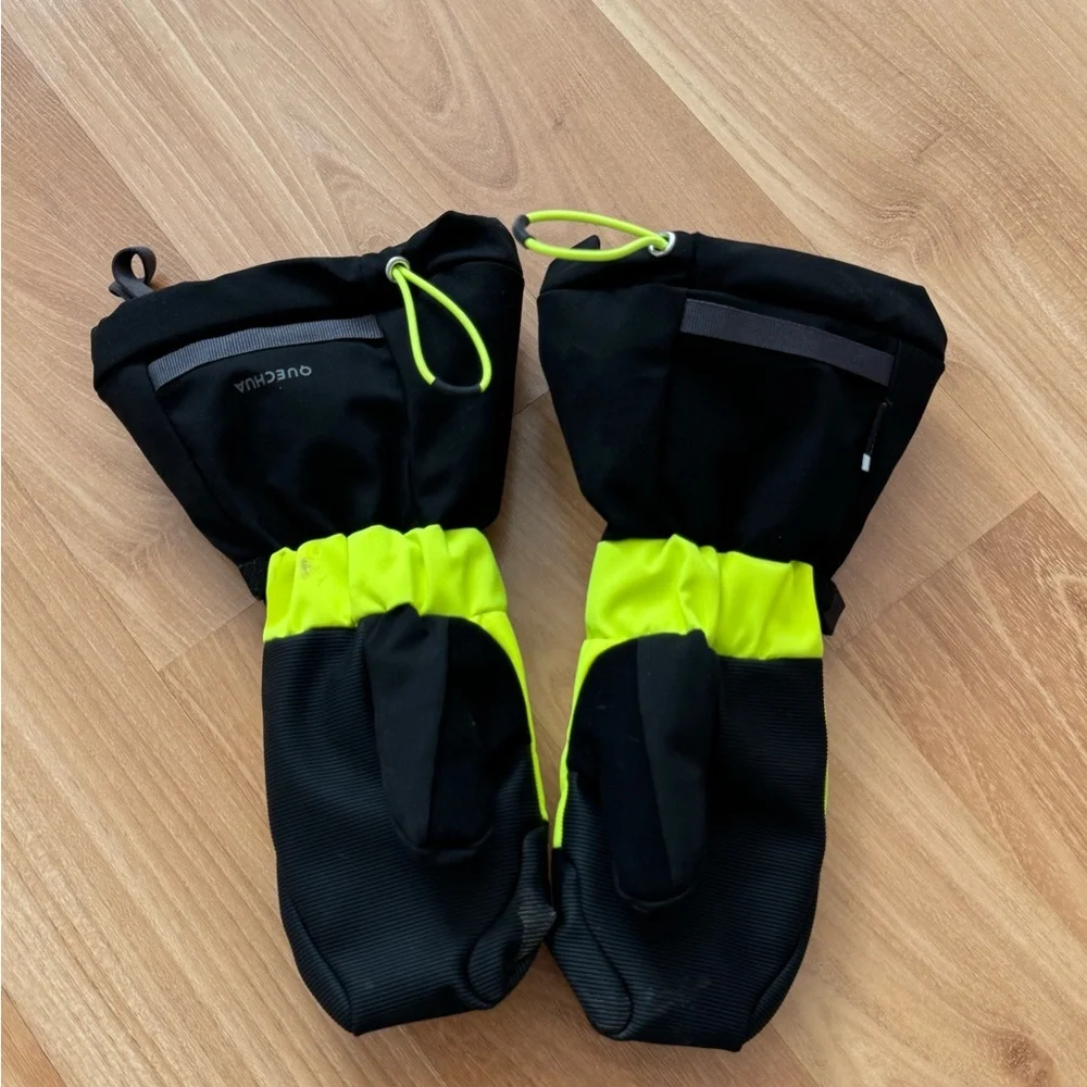 Decathlon vibrant mittens