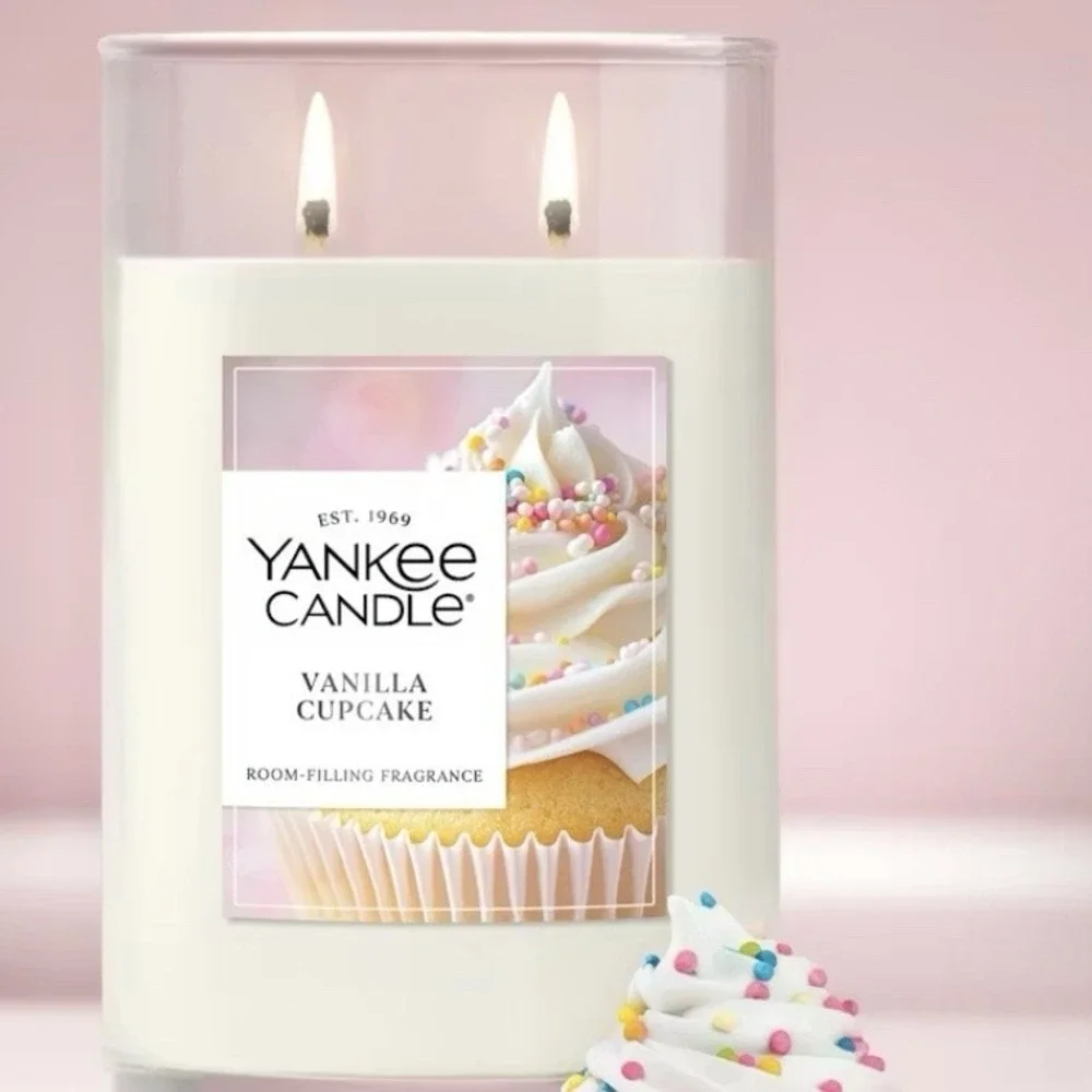Yankee Candle Signature Large Tumbler Candle 20 oz- Vanilla Cupcake