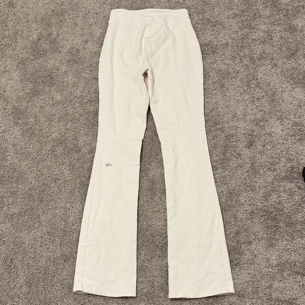 ALO Yoga chic cream