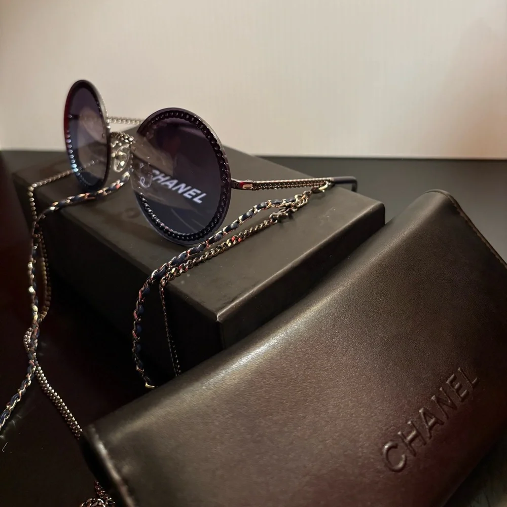 CHANEL round chain