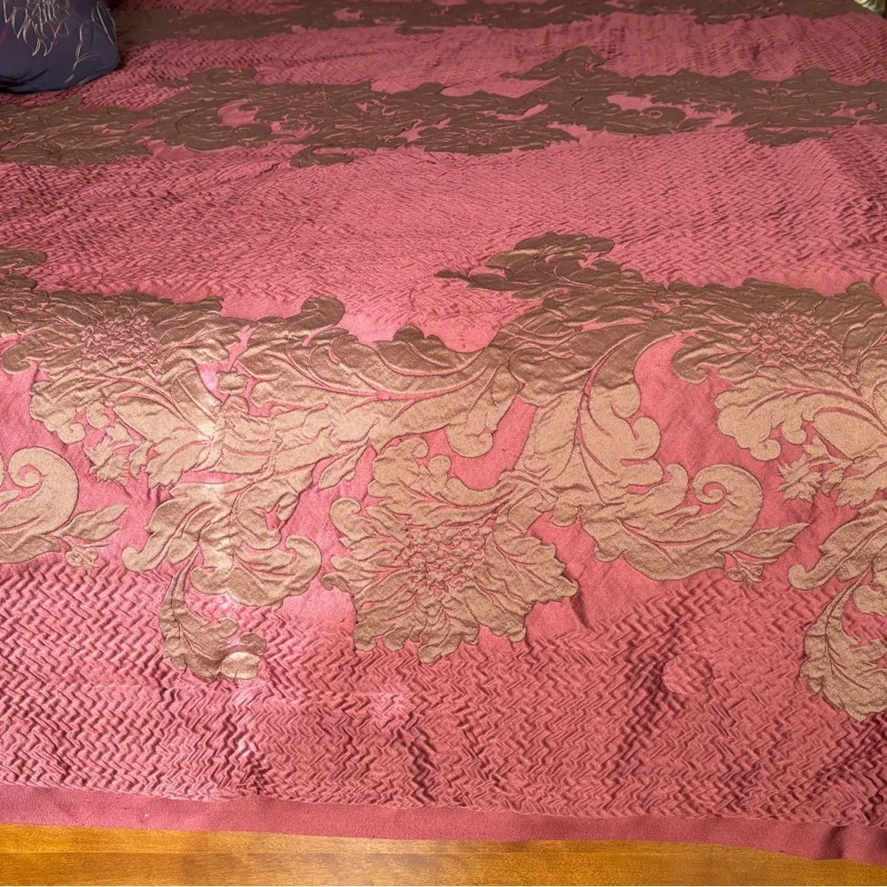 Elegant Burgundy and Gold Bedding Set