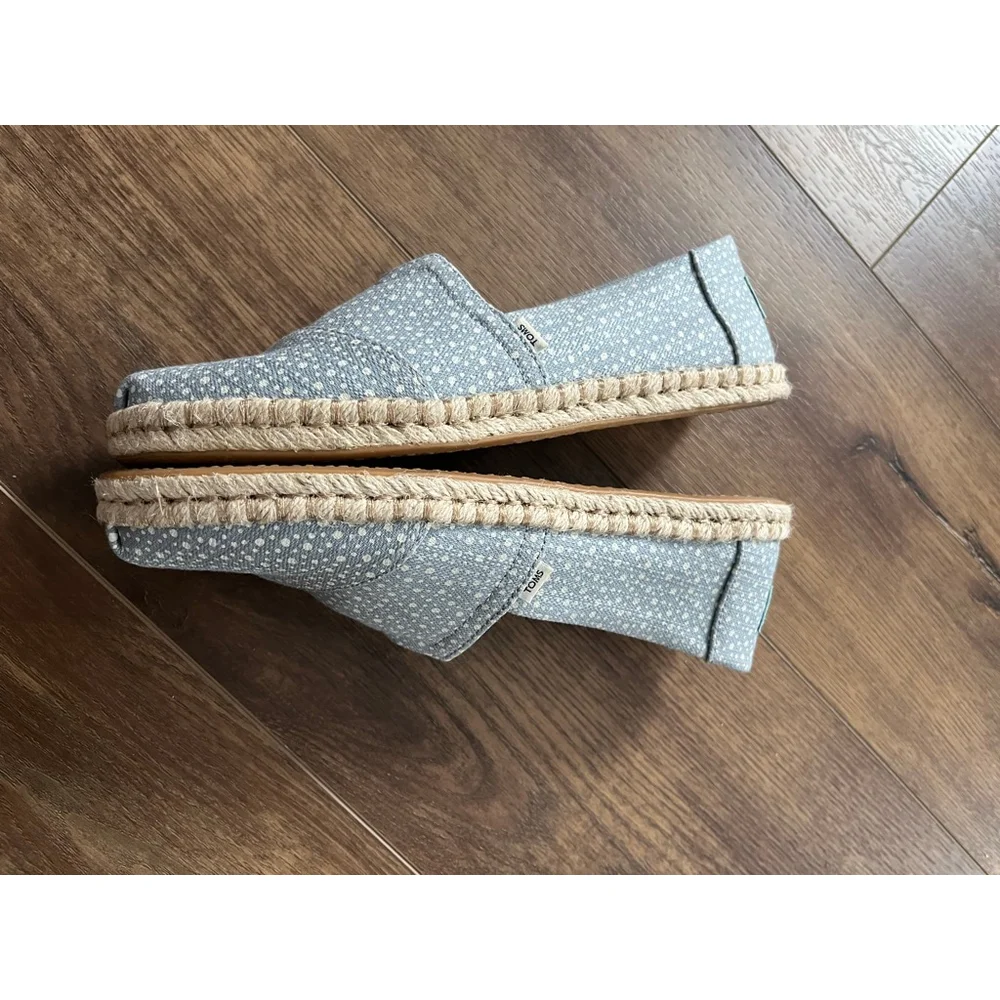 Toms nwot comfortable