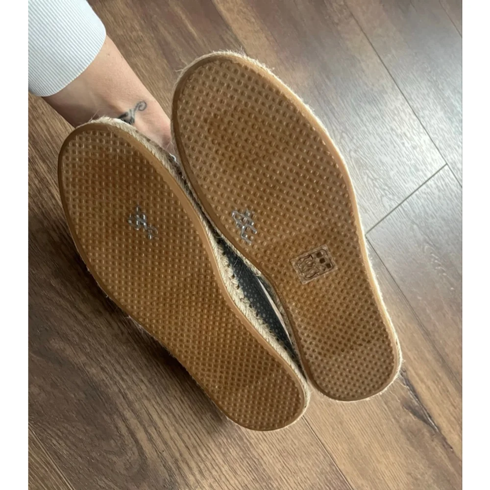 Toms nwot comfortable