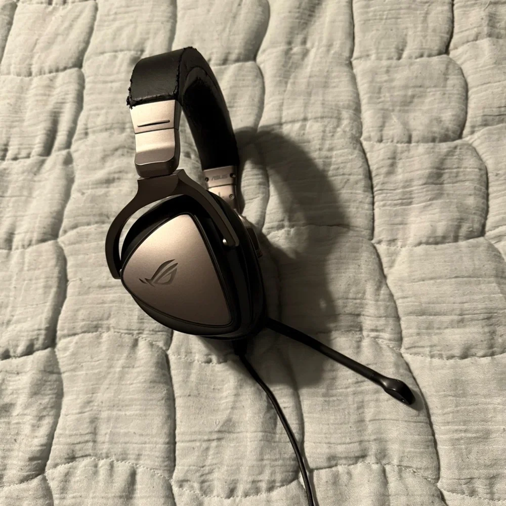 ASUS Black and Silver Computer Headset