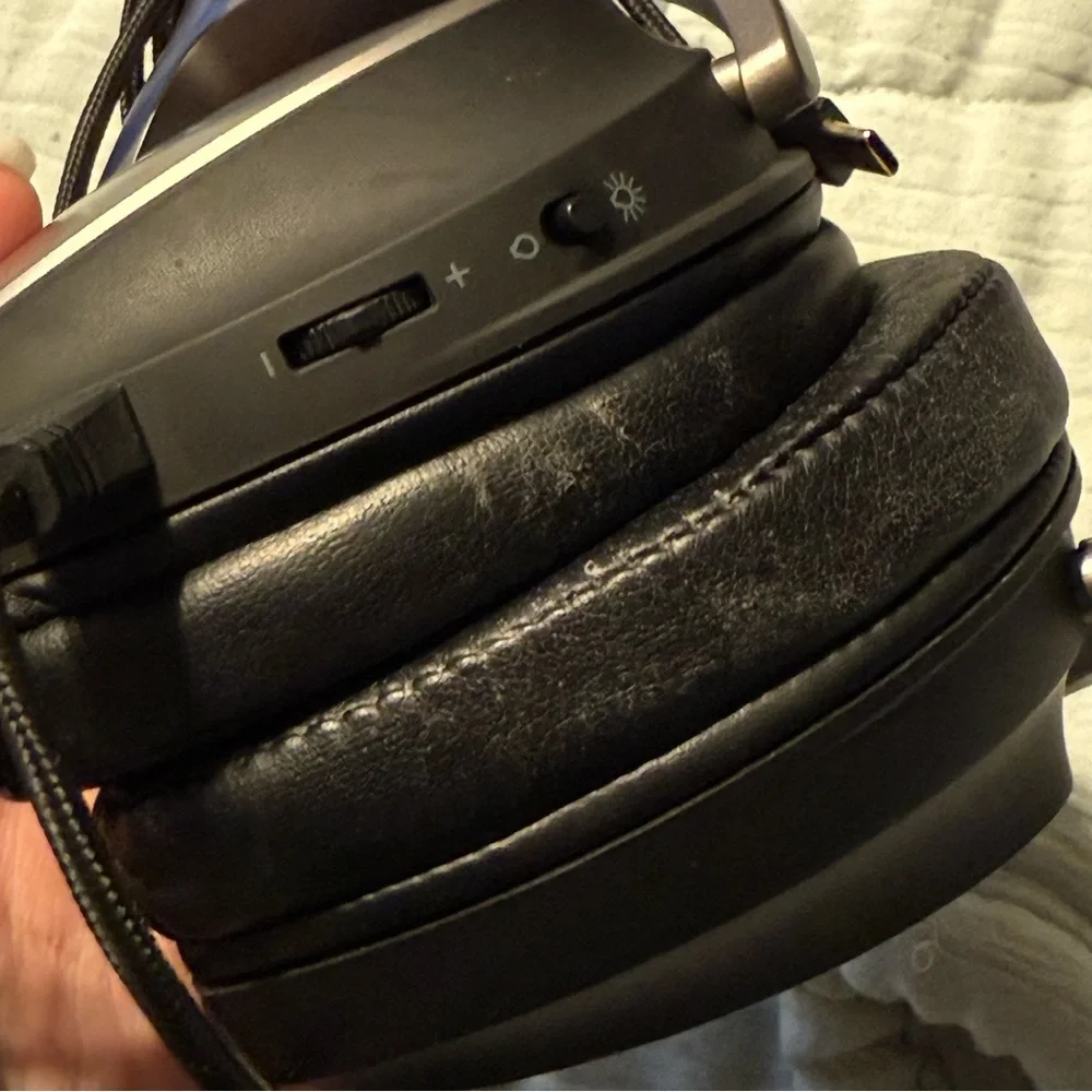 ASUS photos worn