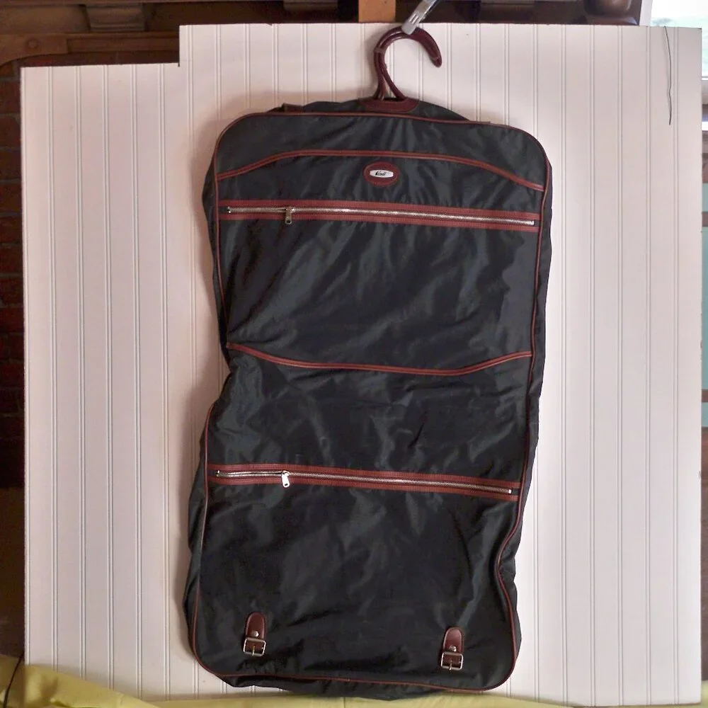 Verdi Garment Bag W/ 2 Big zip pockets