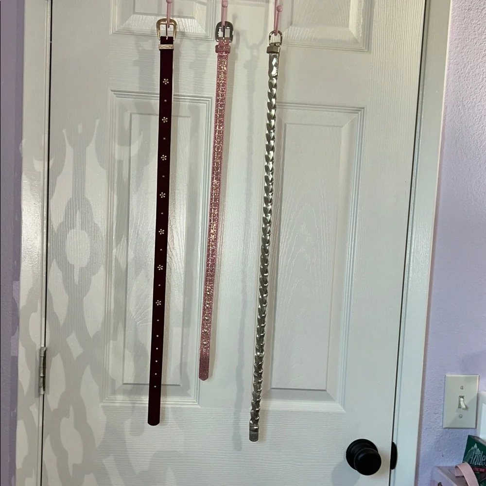 Place girl’s belt