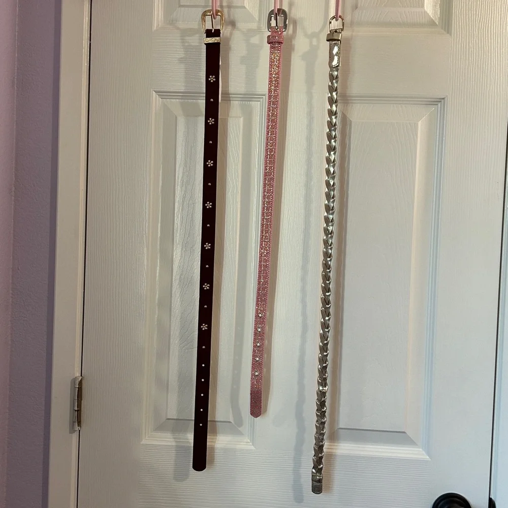 Place girl’s belt