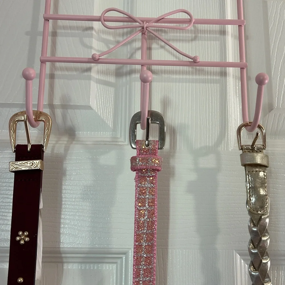 Place girl’s belt