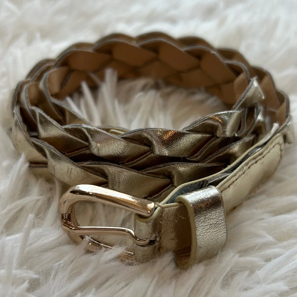 Place girl’s belt