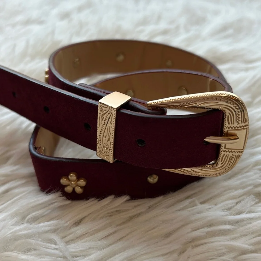 Place girl’s belt