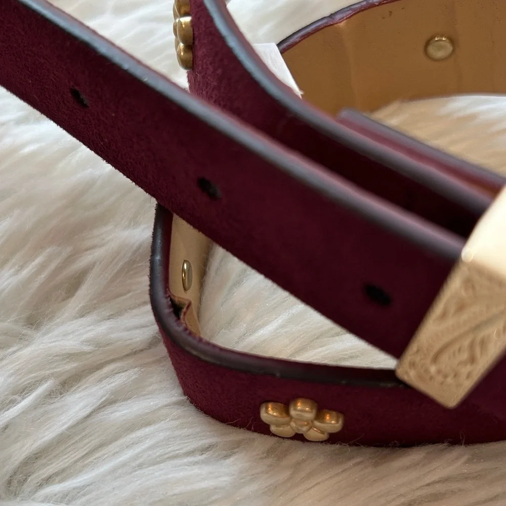 Place girl’s belt