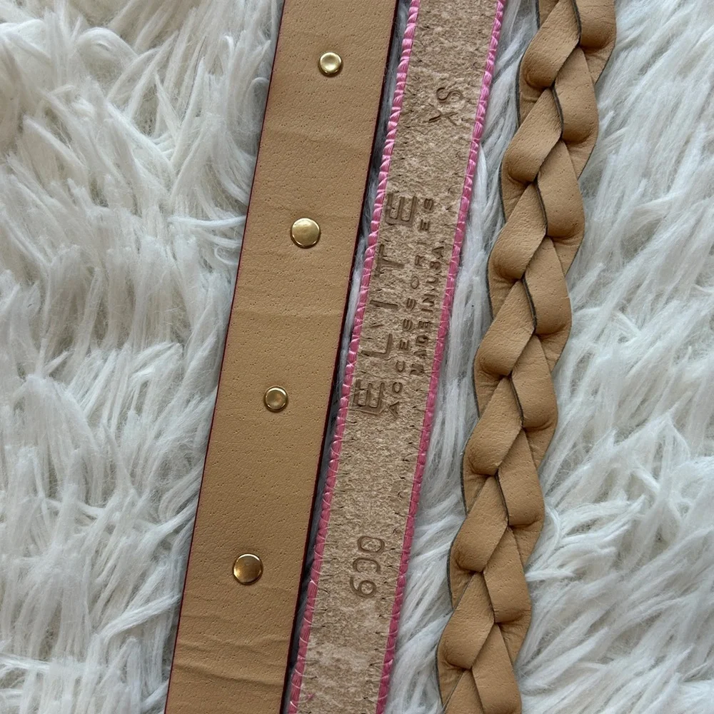 Place girl’s belt