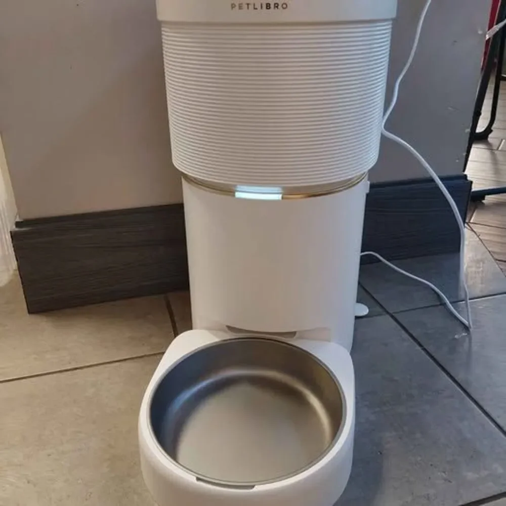 Petlibro Space Automatic pet feeder and vacuum-sealed food storage