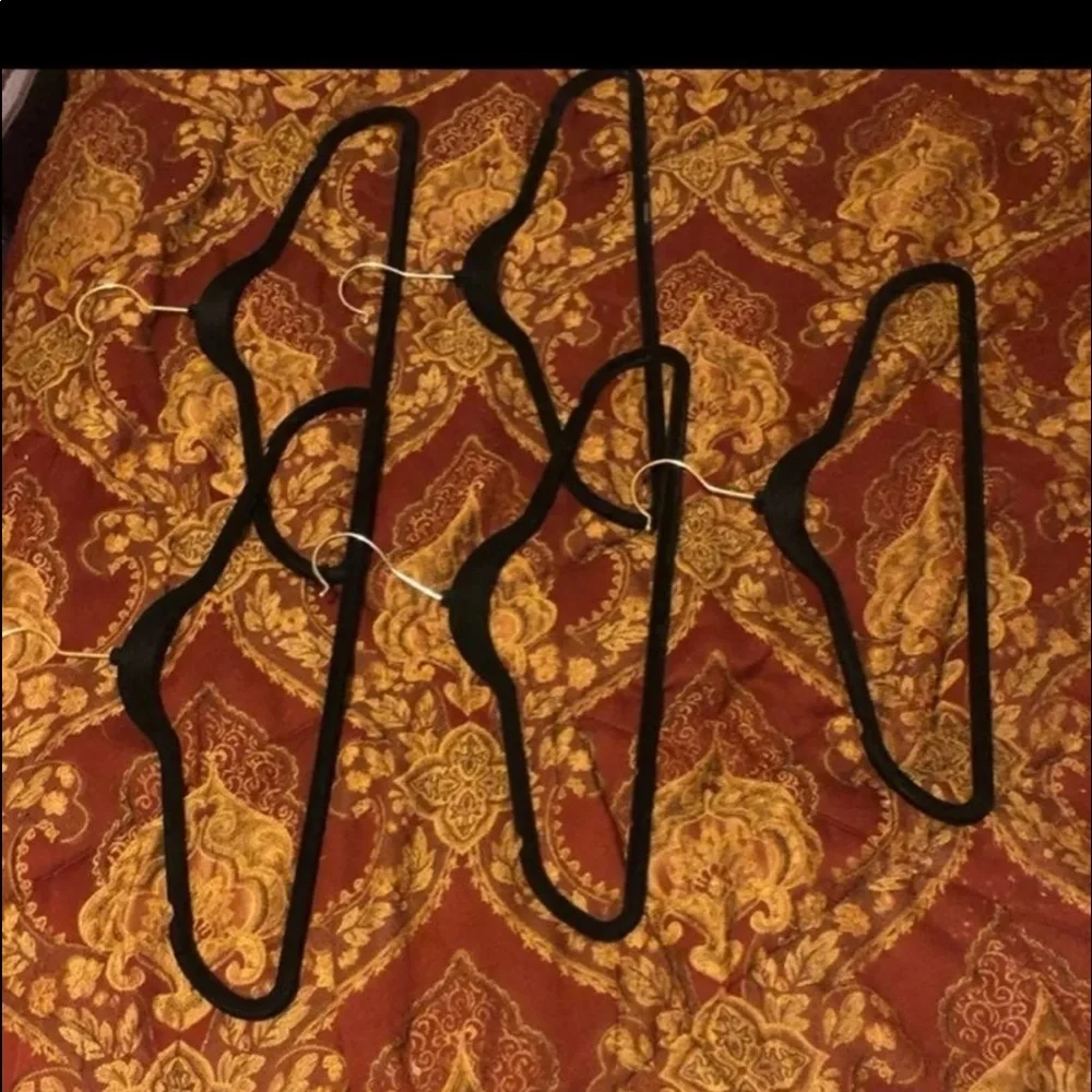 - 5 velvet black hangers