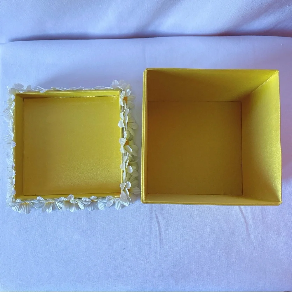 Vintage Daisies Flower Yellow Satin Box 🤍🌼🌿