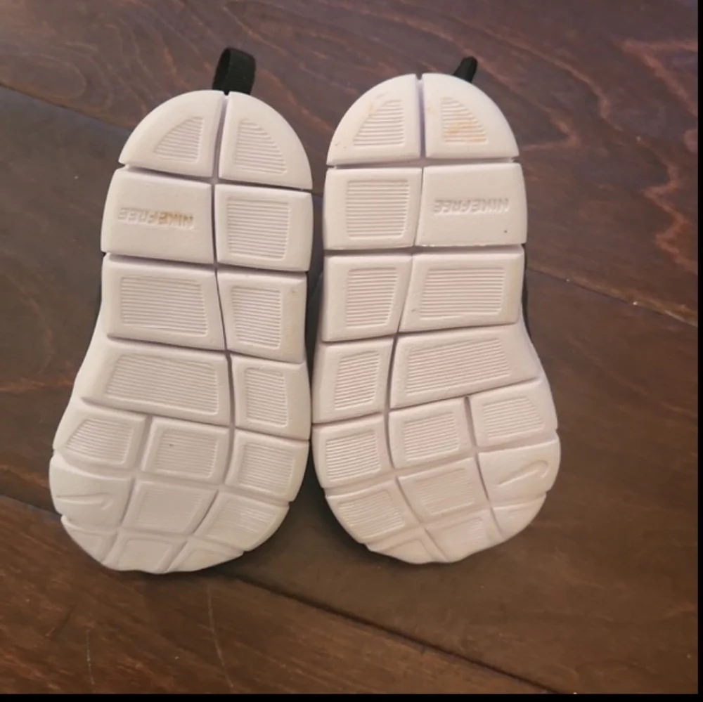 Nike baby boy black sneakers 2