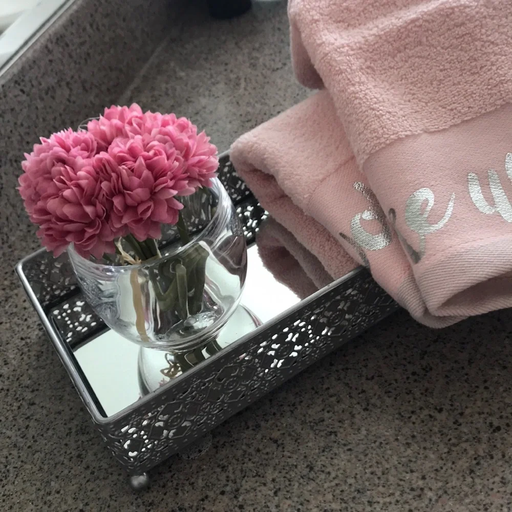 Cosmopolitan hand towels script”