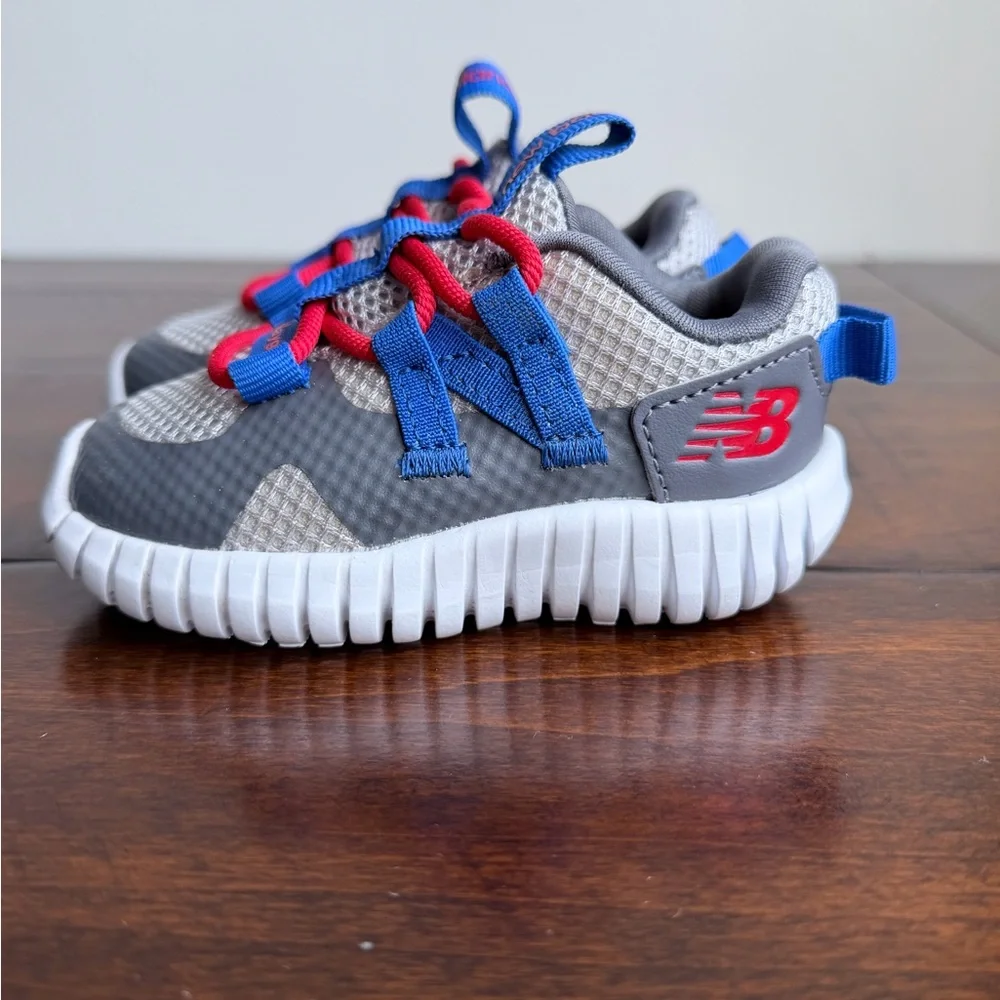 New Balance Toddler Size 4 Playgruv V2 Bungee Sneaker Gray Red Blue Easy On