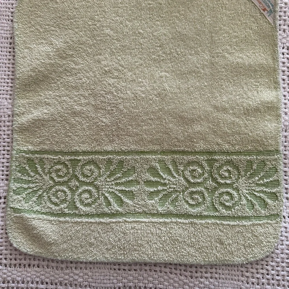 Vintage 100% Cotton Cannon Monticello, Hand Towel Light Green Jacard Pattern