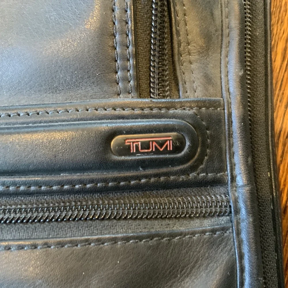 Tumi Black Genuine Leather‎ Briefcase Messenger Bag Laptop Computer Business