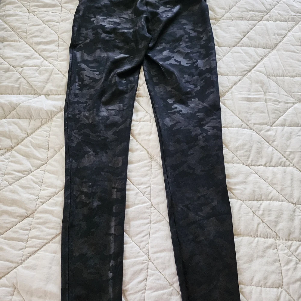 SPANX Gray/Black Camo Skinny Leggings