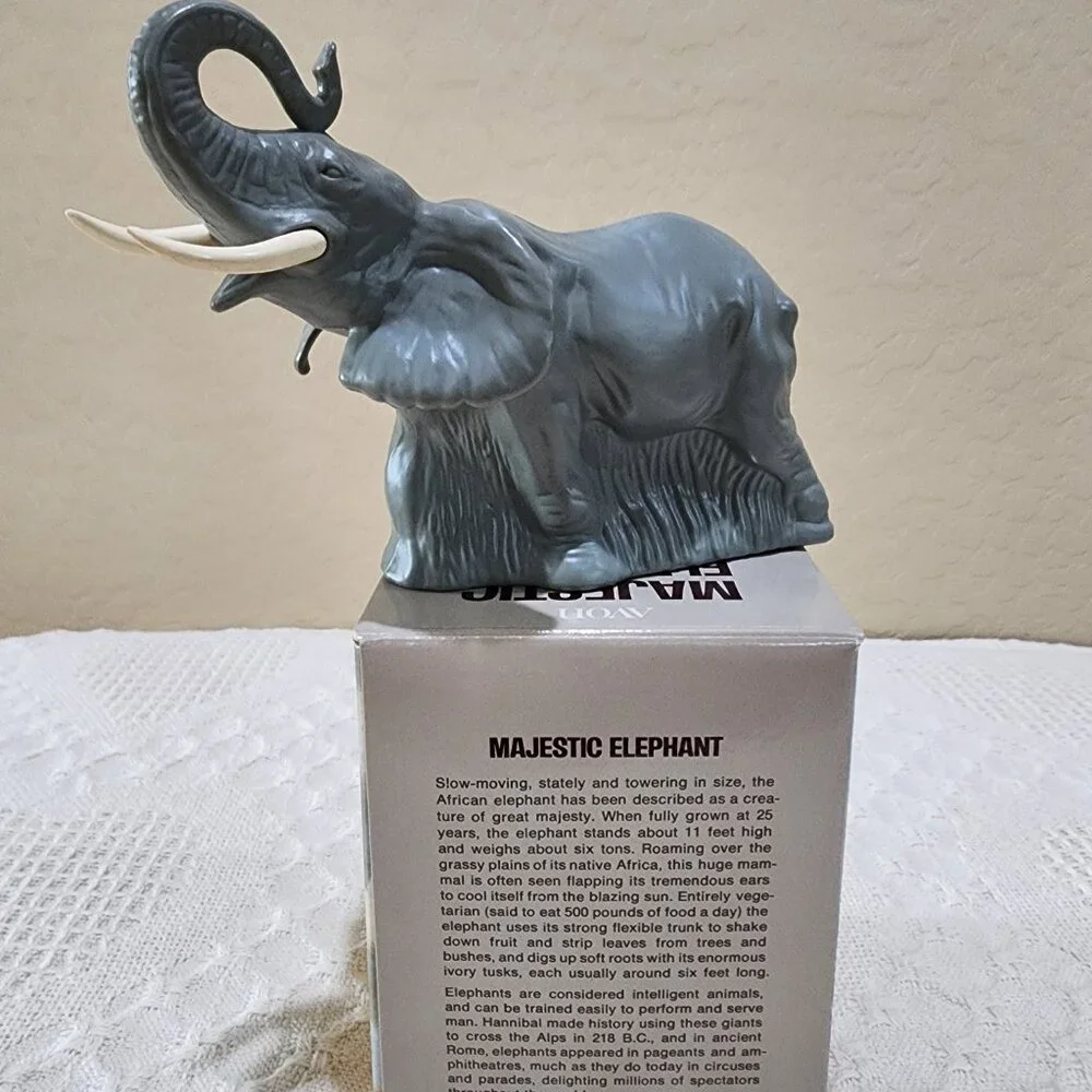 Vintage Avon MAJESTIC ELEPHANT Glass Bottle Wild Country Full in Original Box