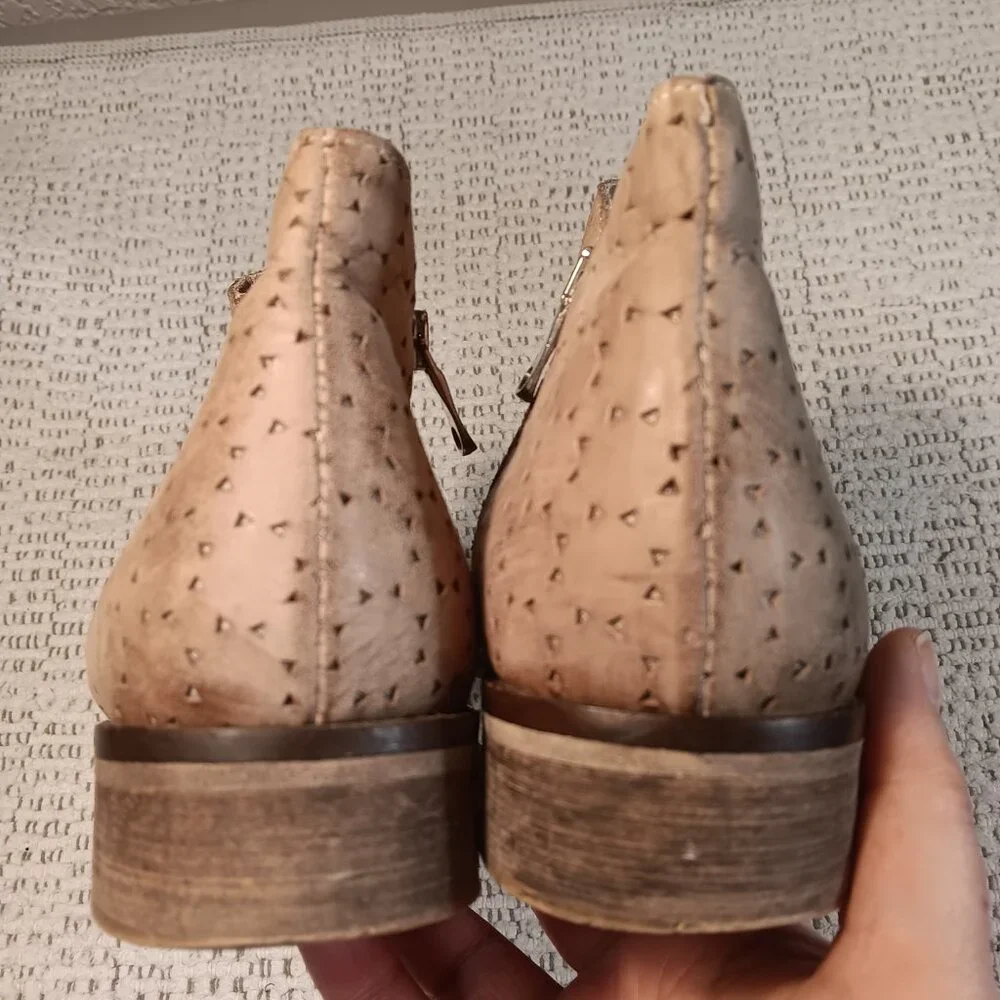 Bata women's tan beige leather laser cut out double zipper ankle boots sz 6.5 US
