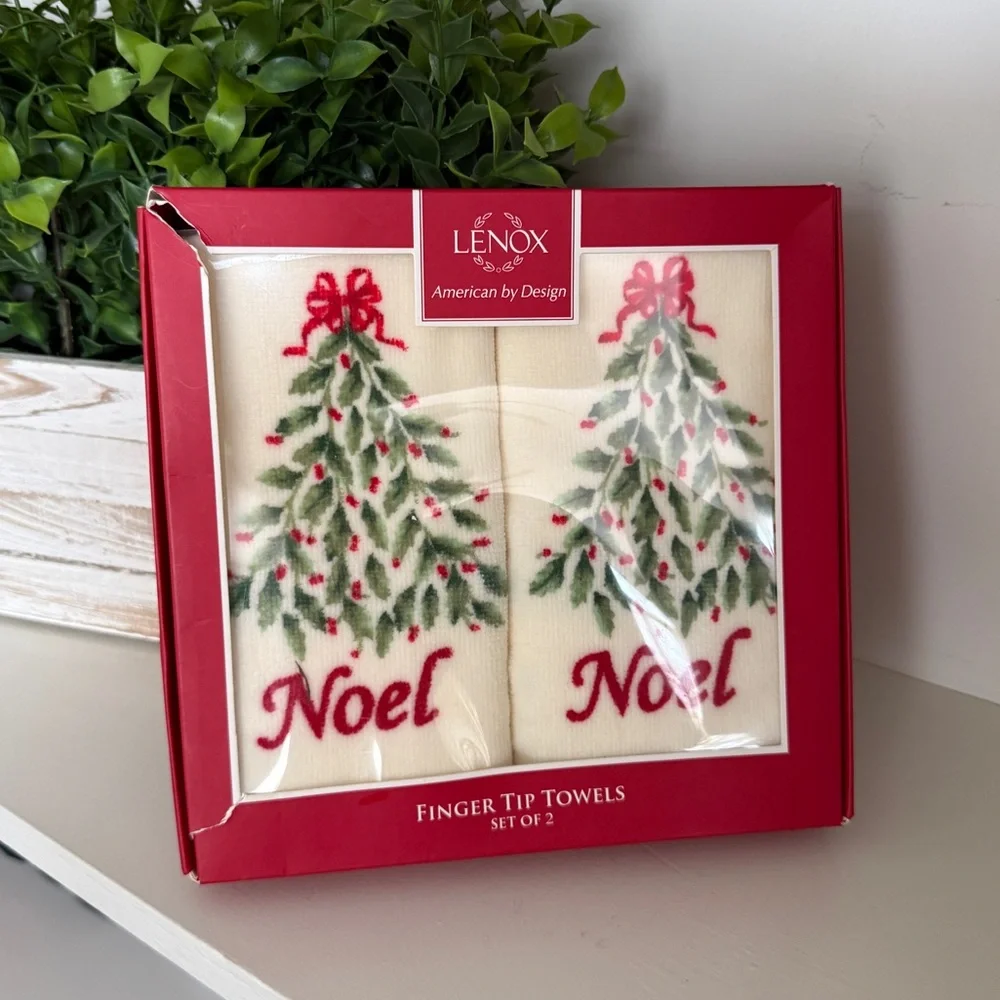 The Lenox American By Design Finger Tip Holiday Holly Towel Set of 2