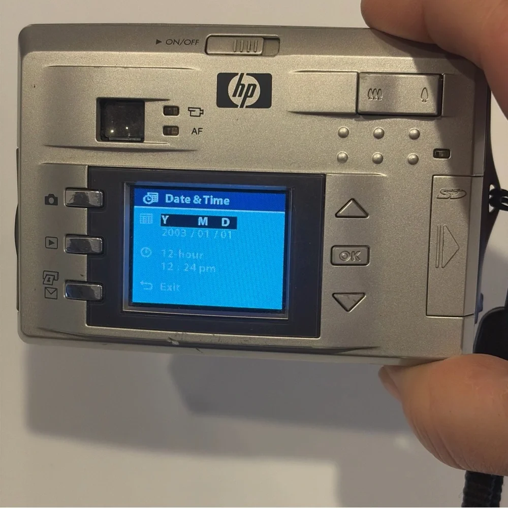 HP PhotoSmart 735 3.2MP 15x Zoom Digital Camera - Model Q2210A Tested & Working