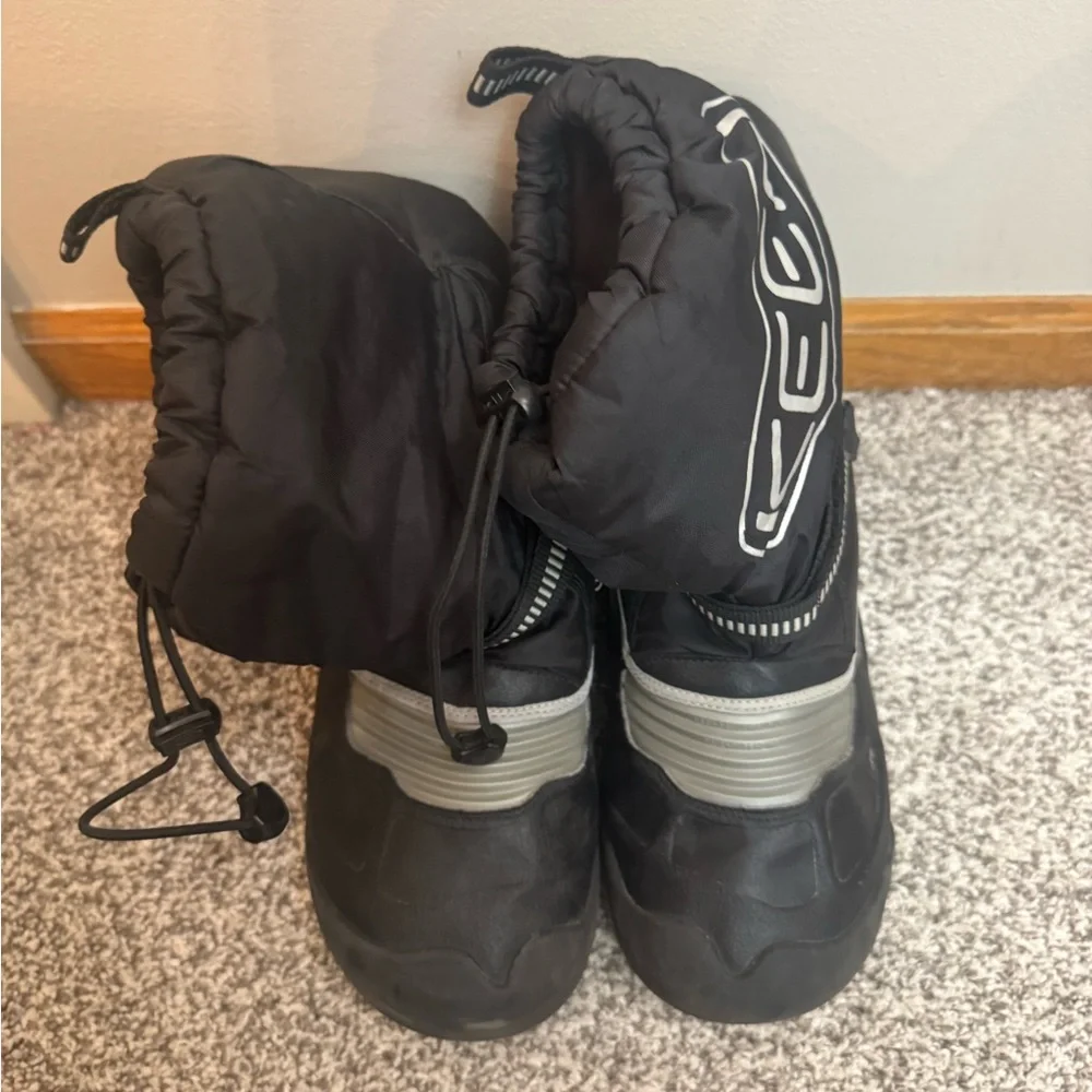 Keen boots snow