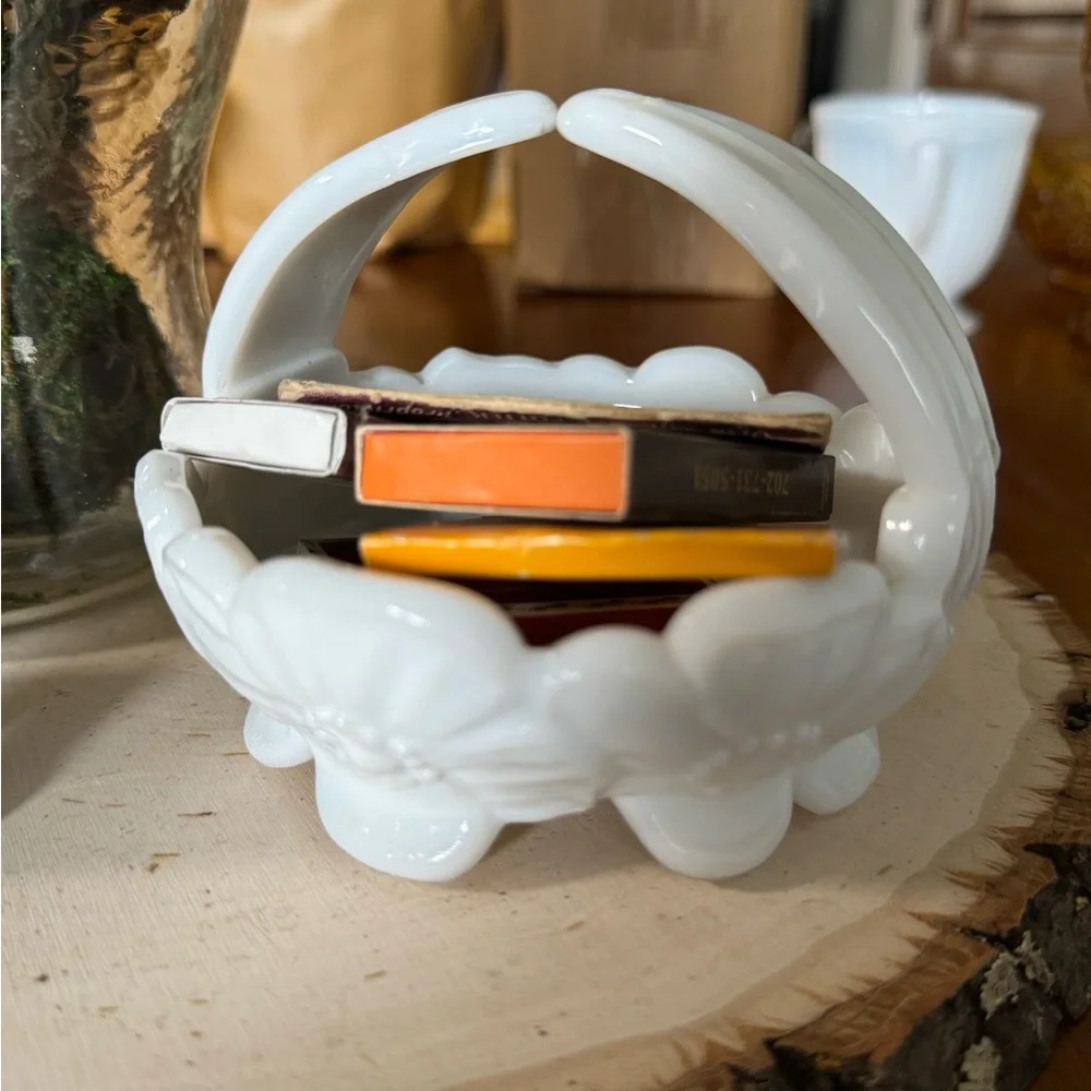 Vintage Westmoreland Dogwood White‎ Milk Glass Split Handle Basket