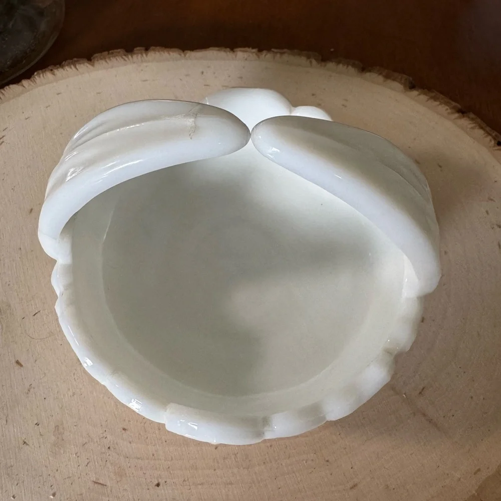 Vintage Westmoreland Dogwood White‎ Milk Glass Split Handle Basket